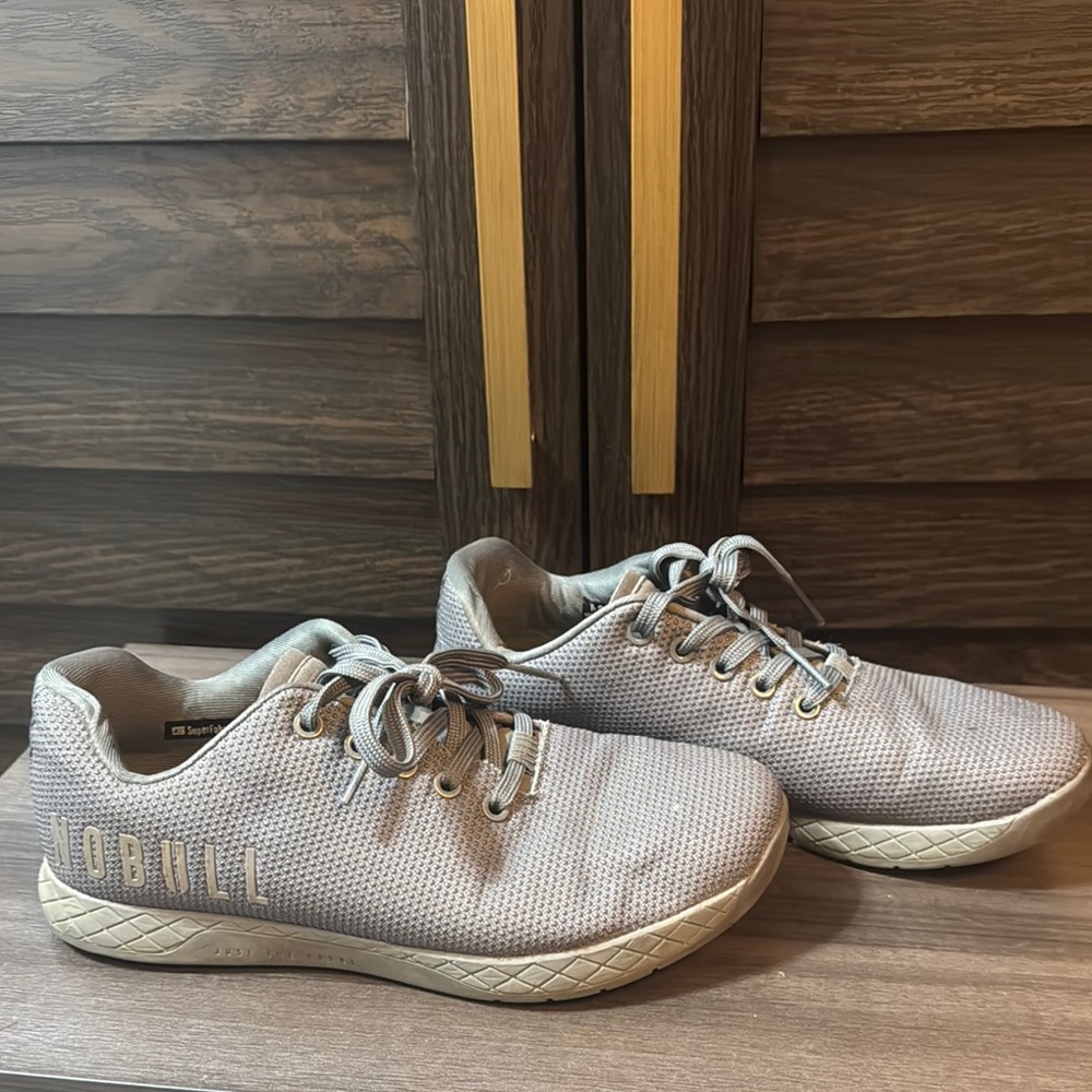 Workout shoes No Bull with the grey with grey dots